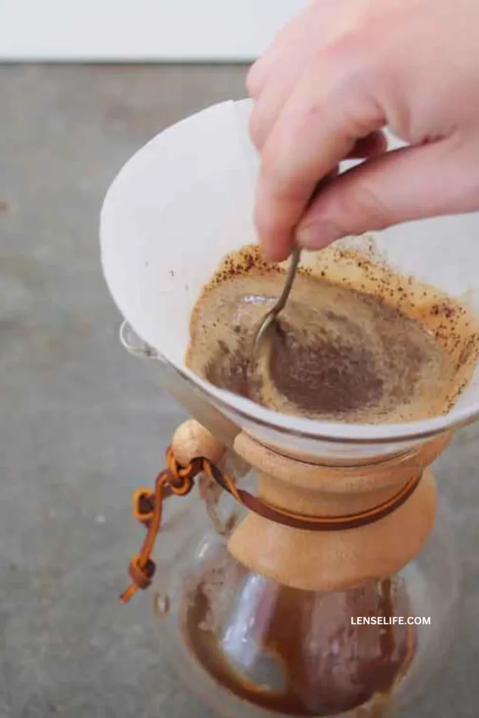 making coffee in chemex coffee maker